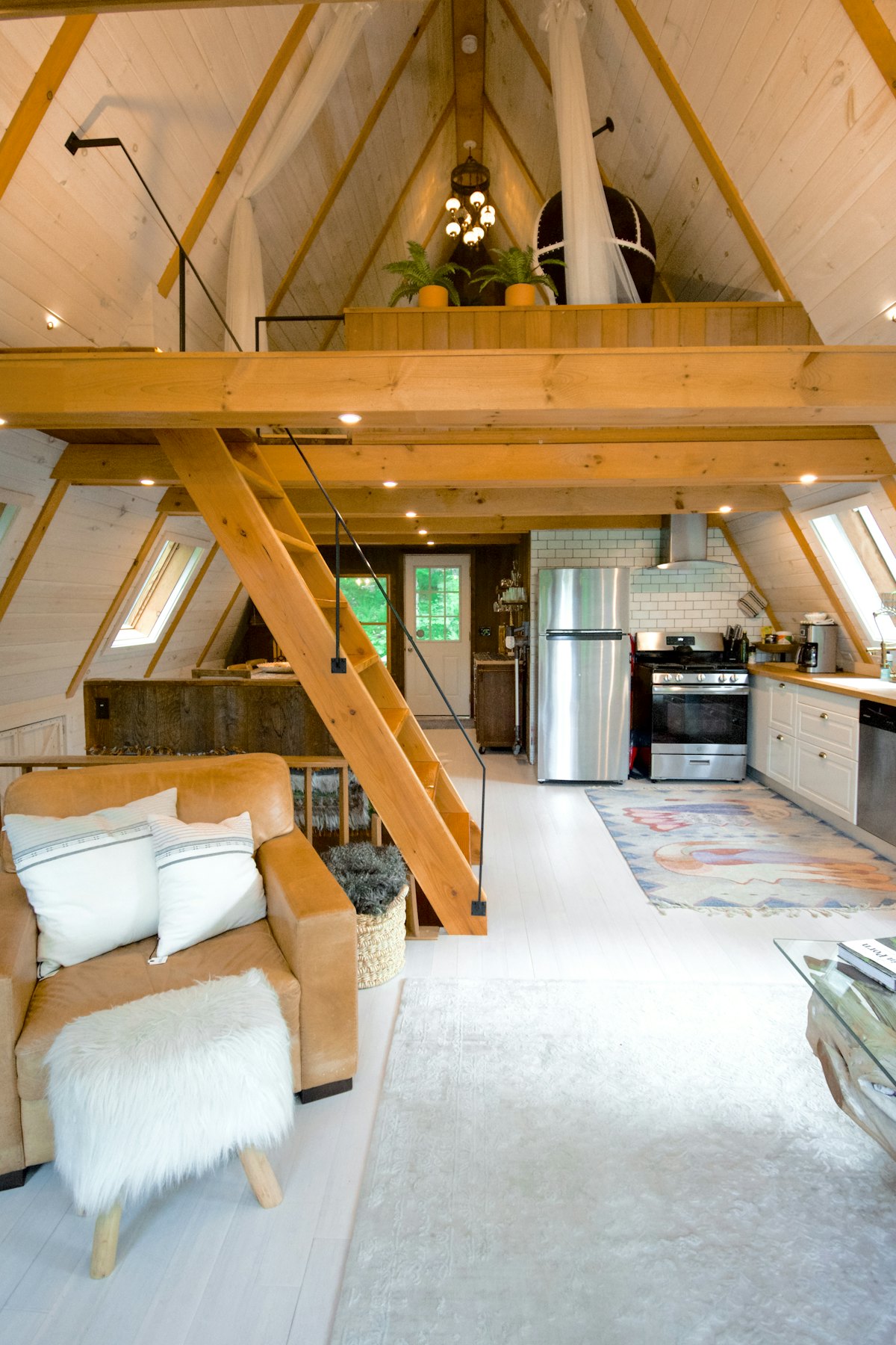 Intérieur aménagé avec mezzanine et finitions soignées